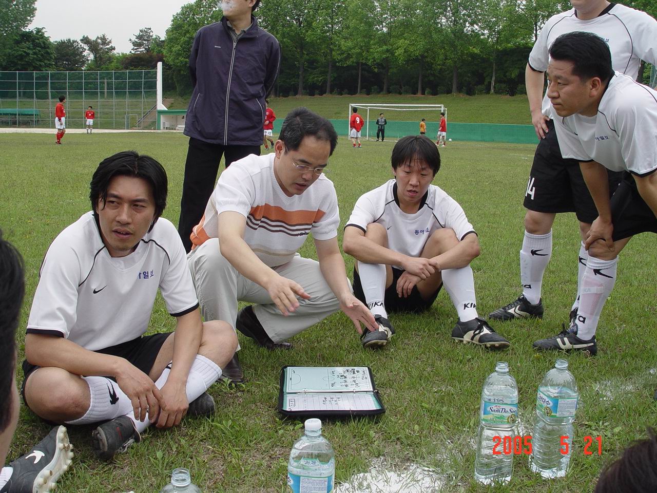 작전회의를 하고 있는 동아일보 선수들