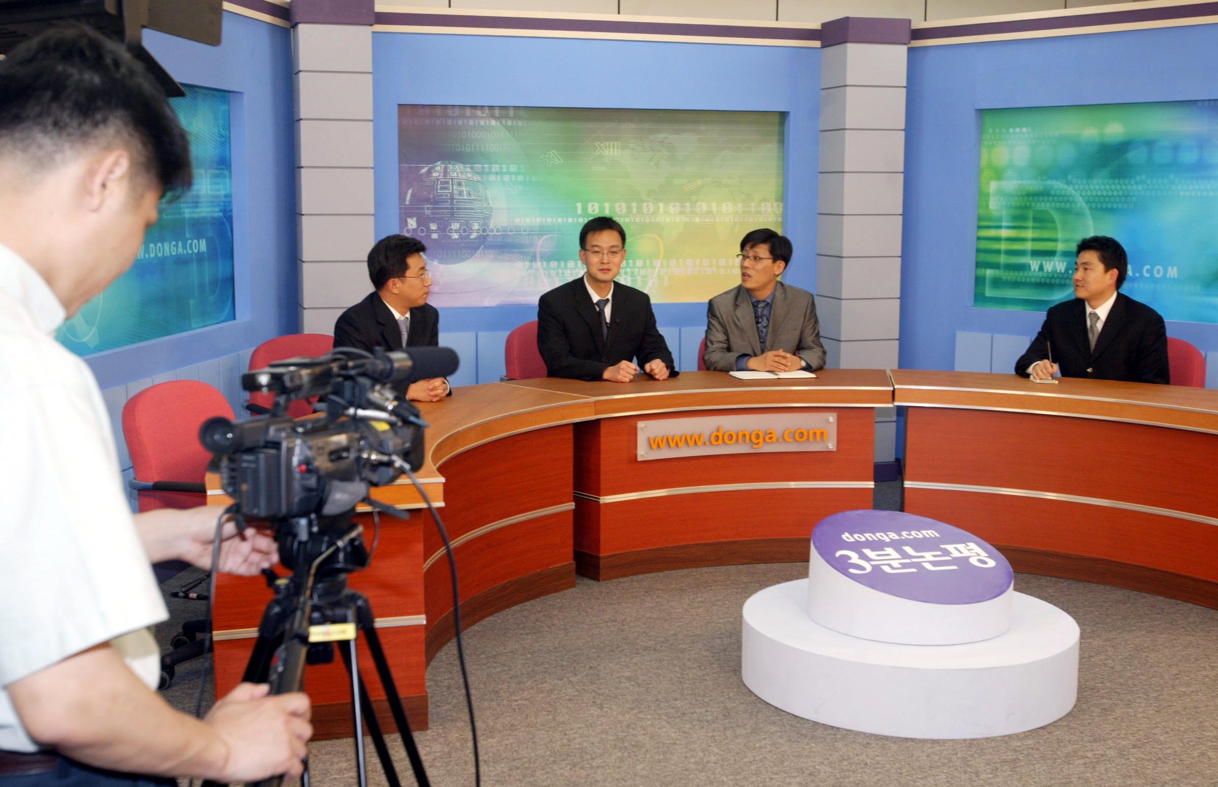 동아일보 및 동아닷컴 직원들이 지난 19일 충정로 사옥 동아닷컴 7층 스튜디오에서 동영상제작 시연을 하고 있다.