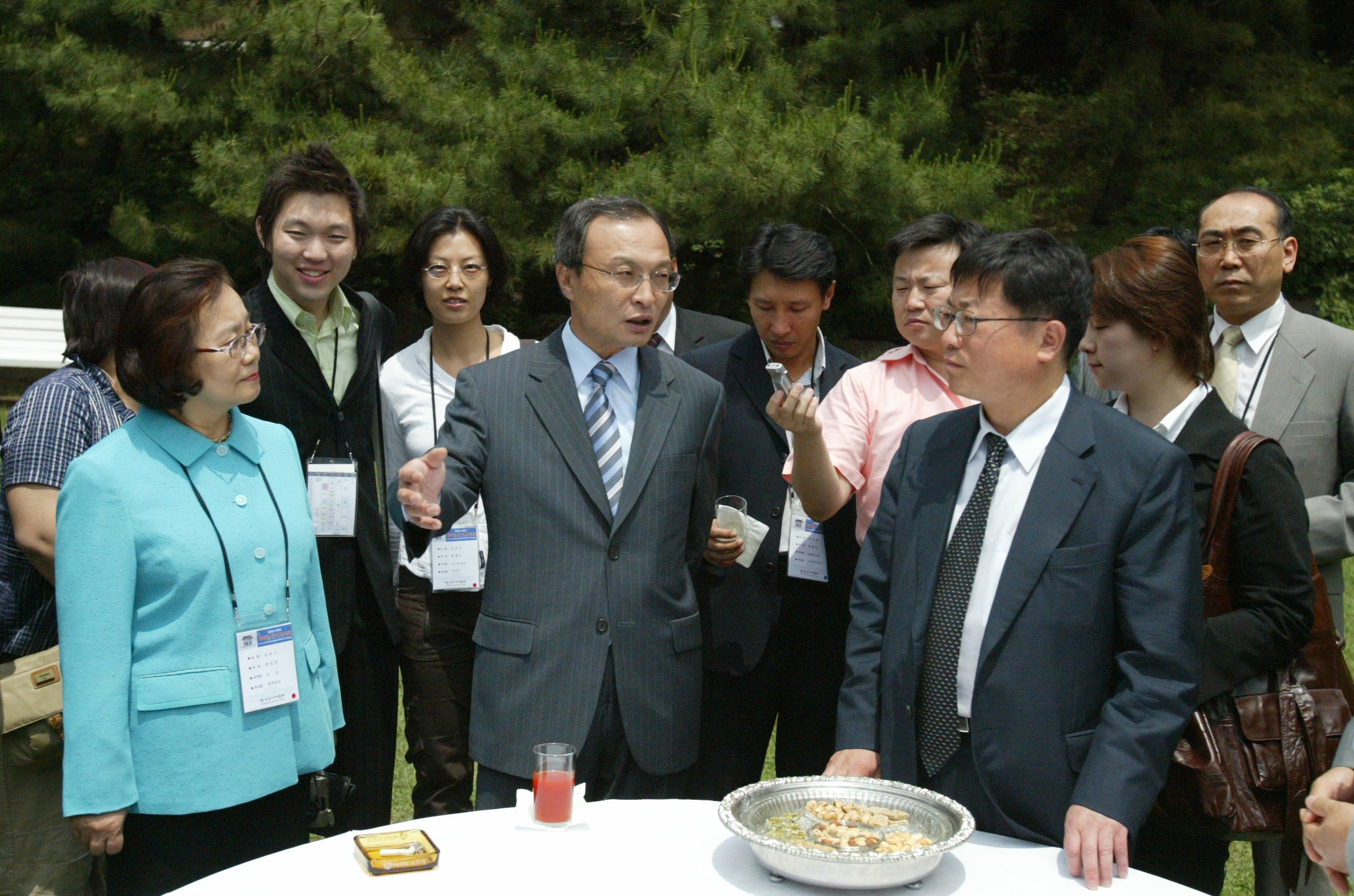 이해찬 국무총리(앞줄 오른쪽 세번째)가 3일 삼청동 총리공관에서 기자협회 이상기 회장(앞줄 오른쪽)을 비롯해 재외동포언론인들과 담소를 나누고 있다.