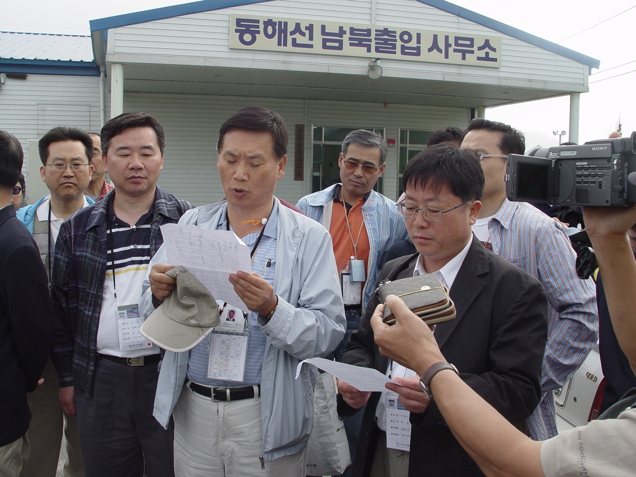 재외동포언론인협의회 정채환 회장이 금강산 동해선남북출입사무소 앞에서 한반도공동체 평화선언문을 낭독하고 있다.