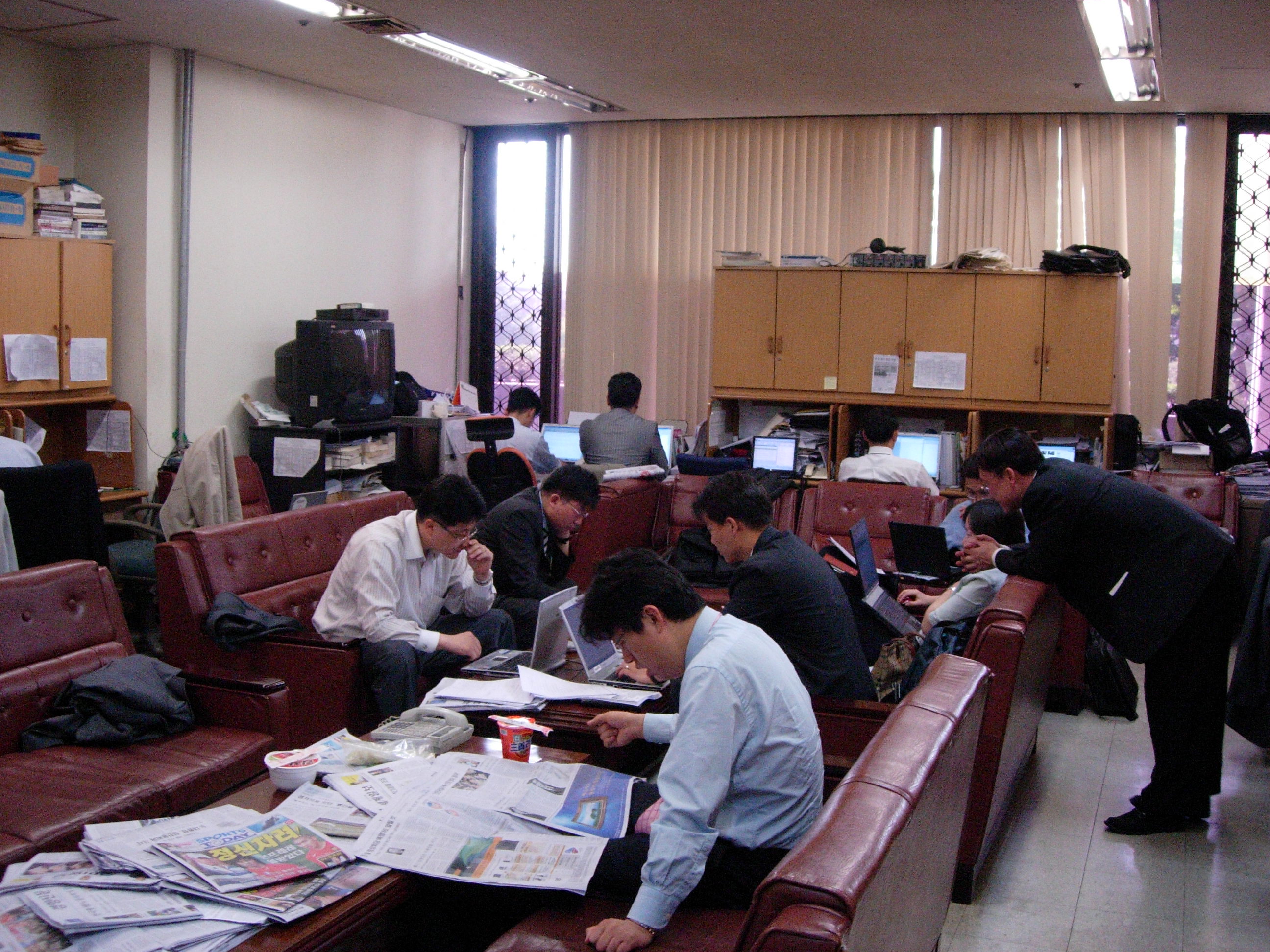 서울지검 기자실. 50명이 넘는 기자들이 이곳에서 취재하고 정보를 수집한다.