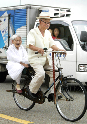 사진보도부문 수상작인 뉴시스 정재훈 기자의 '노부부가 전하는 사랑의 진풍경'.
