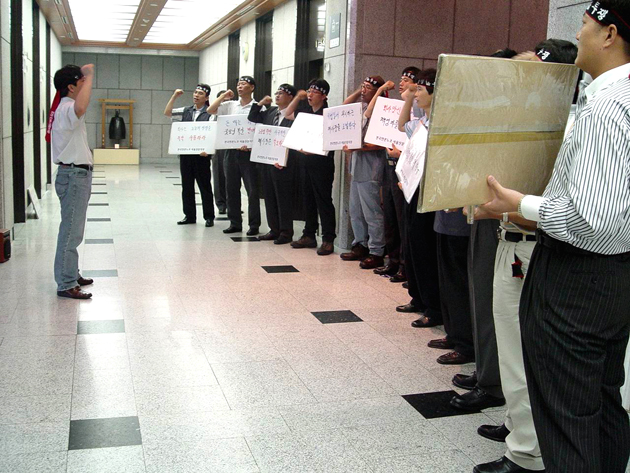 서울신문이 중앙노동위원회에 이의 신청서를 제출하면서 노사간 갈등이 증폭된 가운데 노조는 30일 오전 서울신문 1층 로비에서 지방노동위원회 결정 이행을 촉구하는 피켓시위를 펼쳤다.