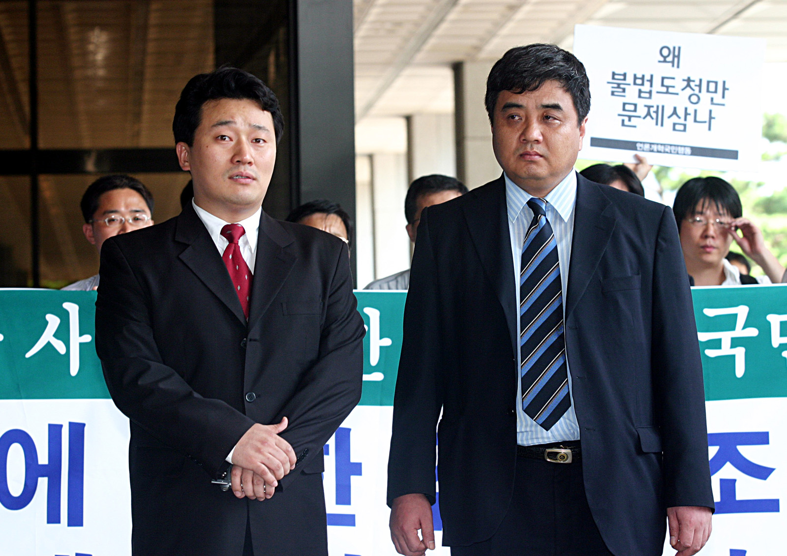 MBC이상호 기자가 한상혁 변호인과 함께 검찰출두에 앞서 기자들에게 짧은 소견을 밝히고 있다.