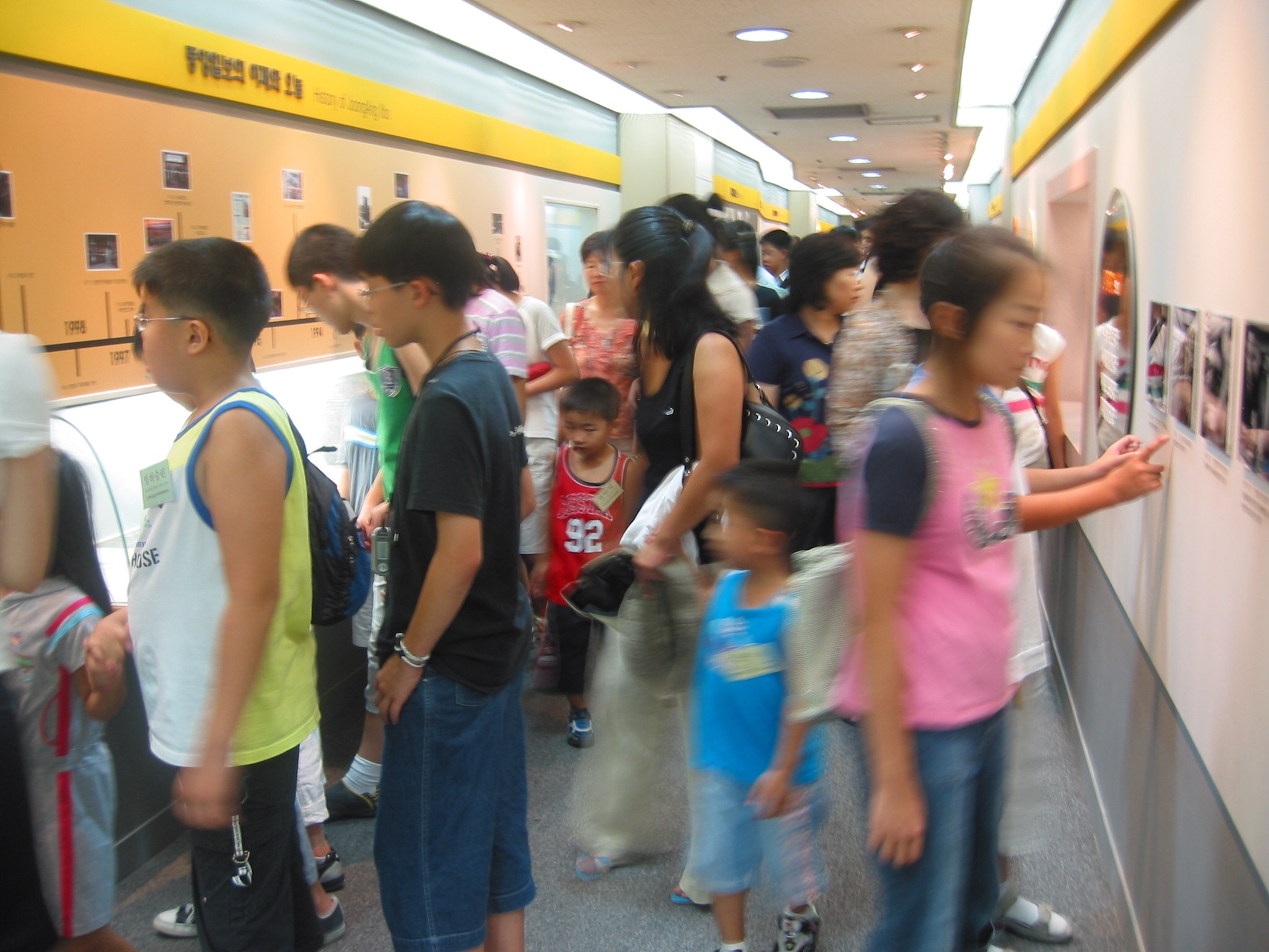 부모님과 함께 온 초등학생들이 새롭게 단장된 중앙 미디어홀을 견학하고 있다. 중앙일보 제공