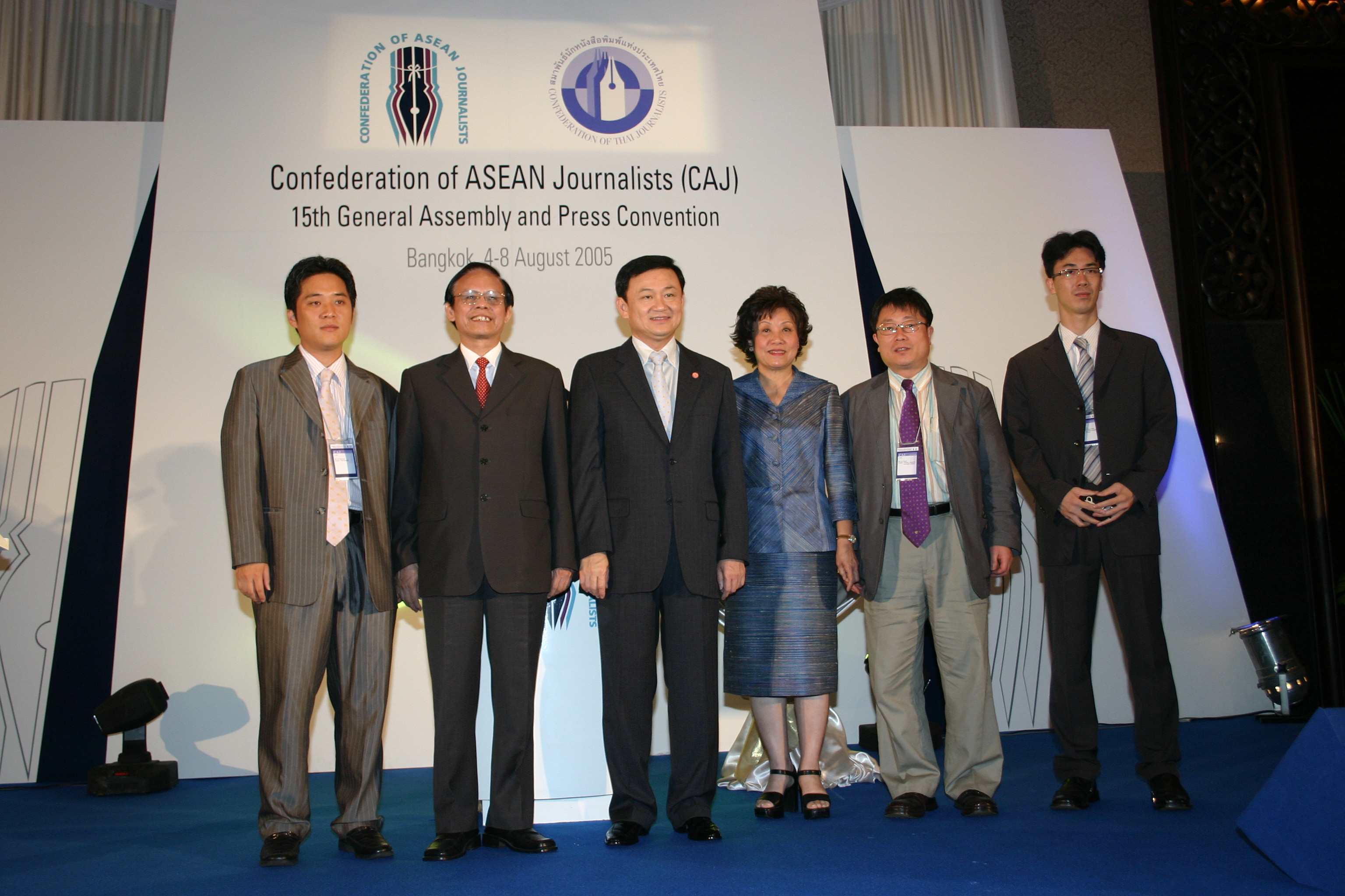 아세안기자협회 제15회 총회에 옵서버로 참석한 한국기자협회 방문단이 탁 신 태국 총리 등과 기념촬영을 하고 있다. 왼쪽부터 필자, 홍 빈 베트남기자협회회장, 탁 신 태국 총리, 푸사디 키타워라낫 태국기자협회 회장 겸 아세안기자협회 회장, 이상기 기협 회장, 유준열 기