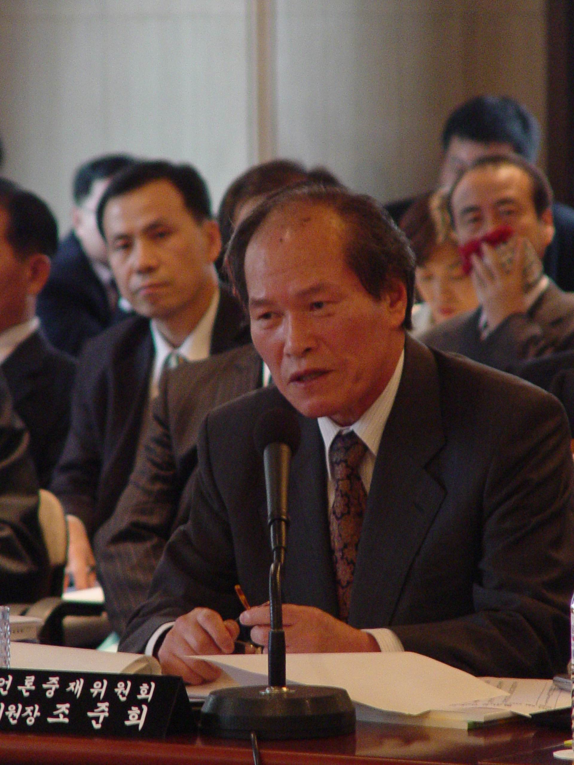 언론중재위 조준희 위원장이 의원들의 질문에 답변하고 있다.