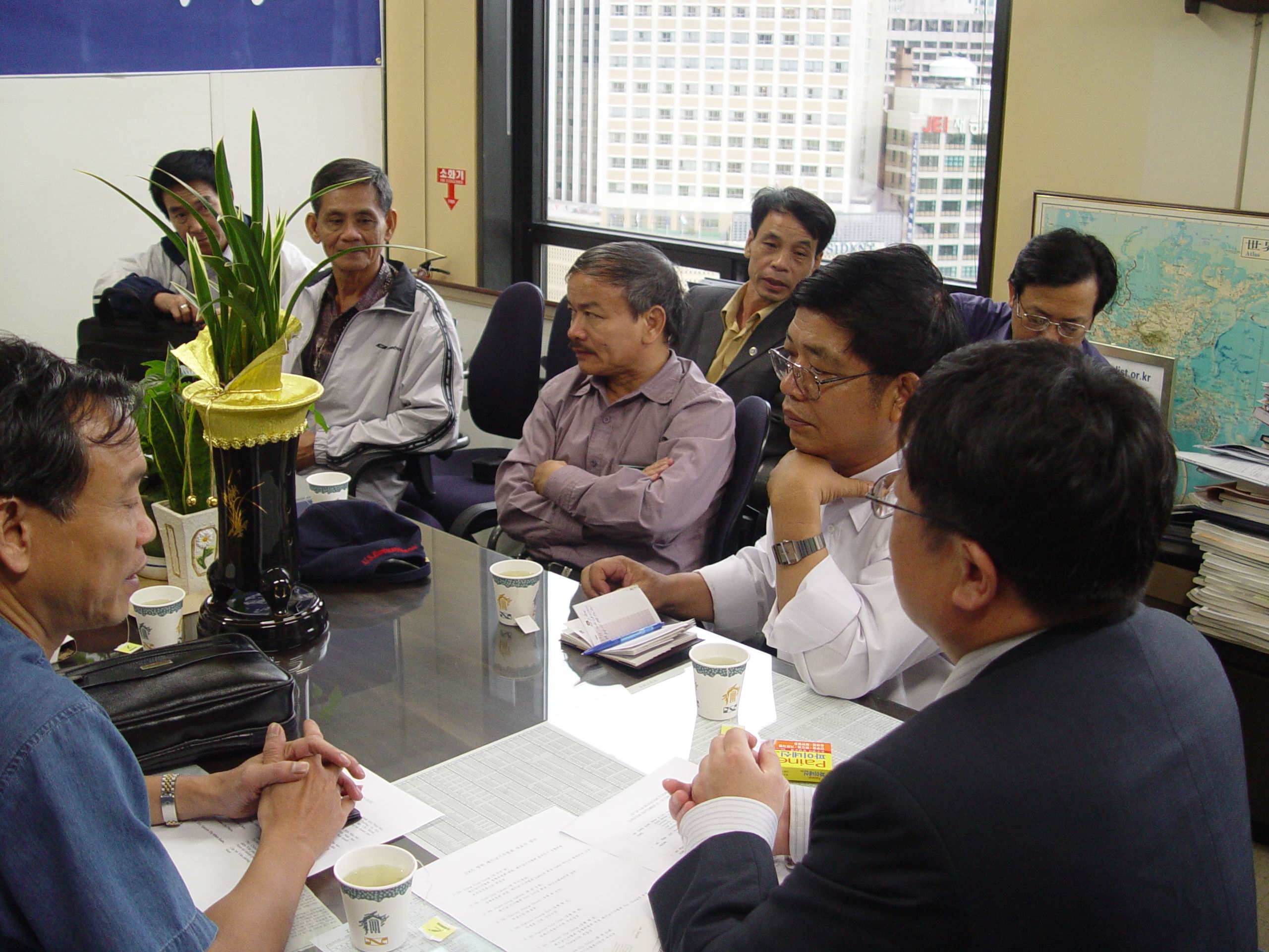 베트남기협 방문단 일행이 한국기자협회를 예방하고 이상기 회장과 환담하고 있다.