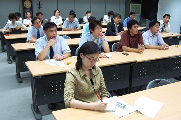 동아일보 기자들이 지난달 13일 첫 저널리즘스쿨 강좌인 황호택 논설위원의 ‘새로운 인터뷰 기법’을 듣고 있다.		    사진제공=동아일보