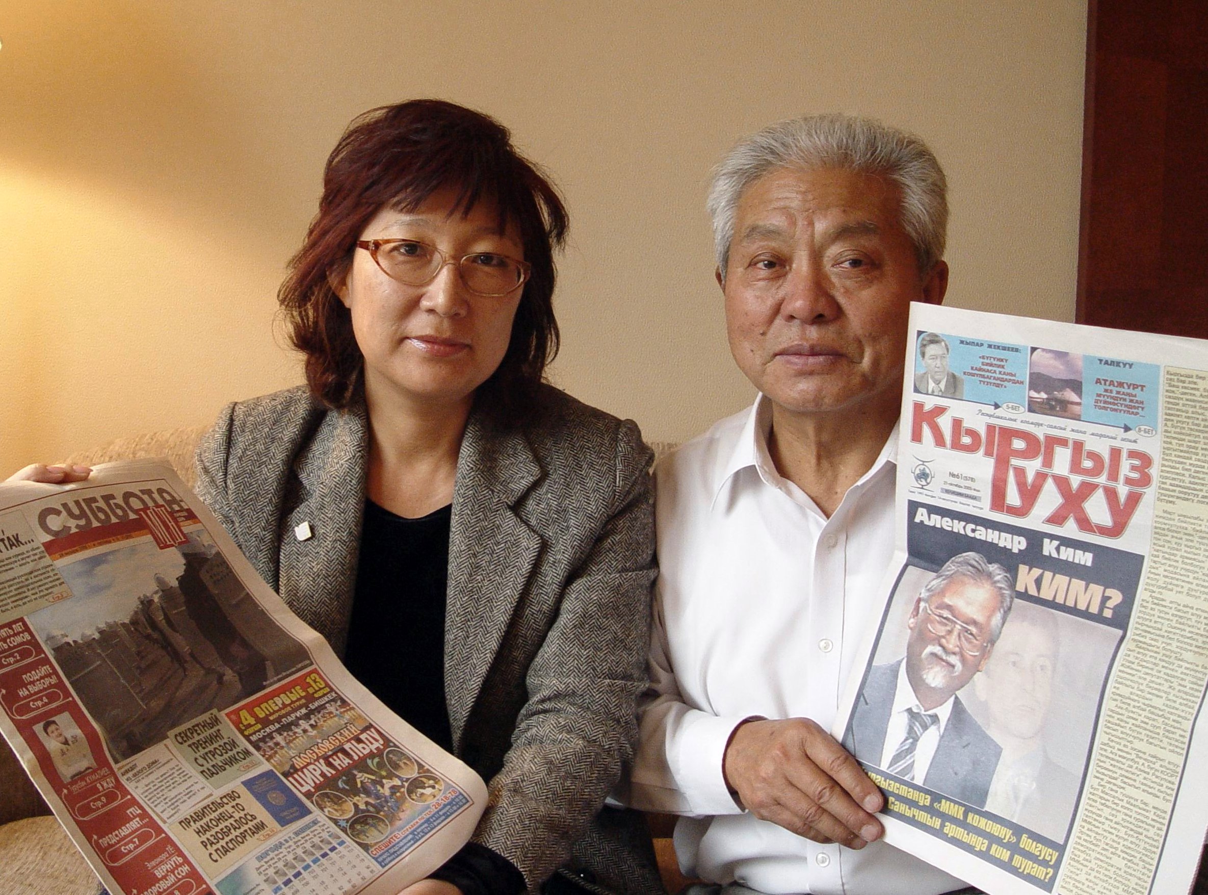 김계룡 고문위원(사진 오른쪽)과 라리사 리 경제부서장이 자신들이 만든 신문을 들어보이고 있다.