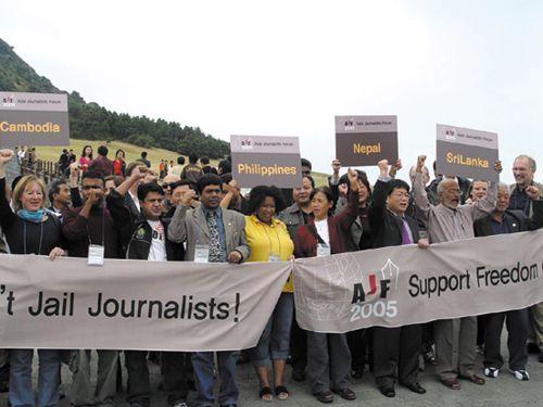 언론자유보장하라- AJF 사흘째인 2일 참석자들은 제주도 성산일출봉을 찾아 관광하던 중 네팔, 필리핀, 스리랑카, 캄보디아 정부의 언론탄압 중단을 요구하는 시위를 벌였다.