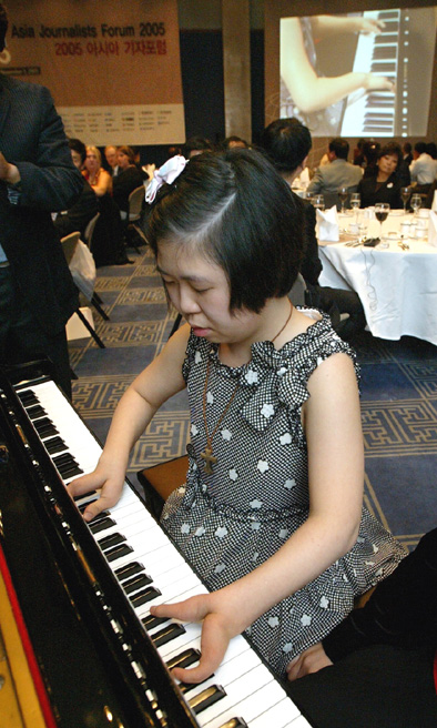 네손가락의 피아니스트 이희아씨가 개막식 축하공연에서 연주를 하고 있다.<사진=뉴시스 제공>