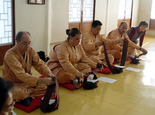 모든 사람이 같은 음식을 나눠 먹으며 공동체의 단결과 화합을 고양시킨다는 ‘발우공양’을 위해 참가자들이 발우(그릇)를 발대(천)로 싸고 있다.