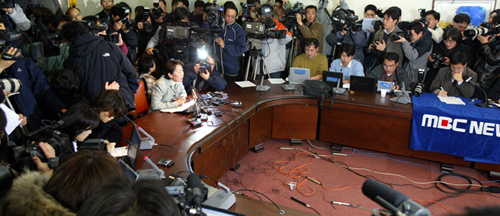 지난달 23일 노정혜 서울대 연구처장이 수많은 취재진 앞에서 그동안 조사한 황우석 교수 논문 진위관련 중간조사결과 내용을 발표하고 있다. <사진=뉴시스 제공>