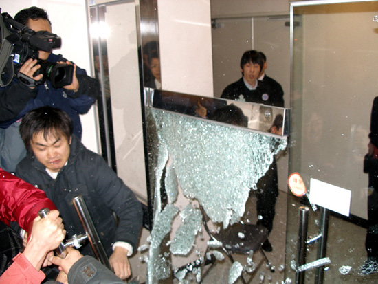 24일 오후 경인지역 새방송 창사준비위측이 사업자선정 유찰결정에 반발,방송위원장과의 면담을 요청했으나 받아들여지지 않자 창준위측과 방송위간에 격렬한 마찰을 빚었다. 사진은 위원장실로 들어가려는 과정에서 잠겨진 유리문을 두고 실랑이를 벌이다 문이 깨지는 장면.