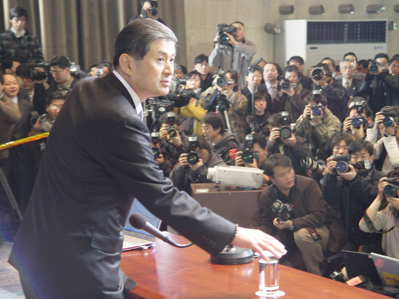 기자회견장에 들어선 황교수.