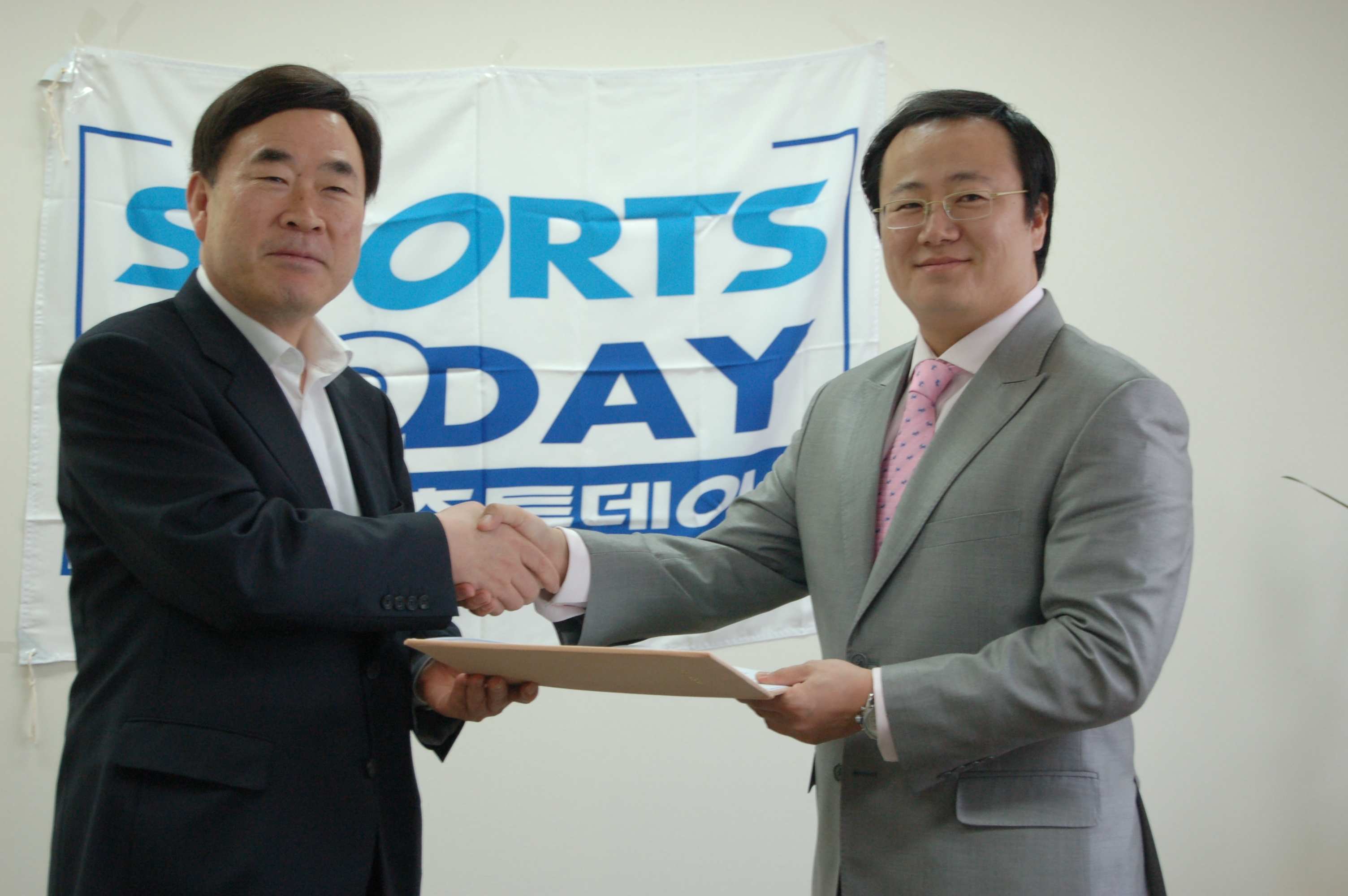 인수인 유춘우씨와 스투 이정우 사장이 본계약 체결 장면