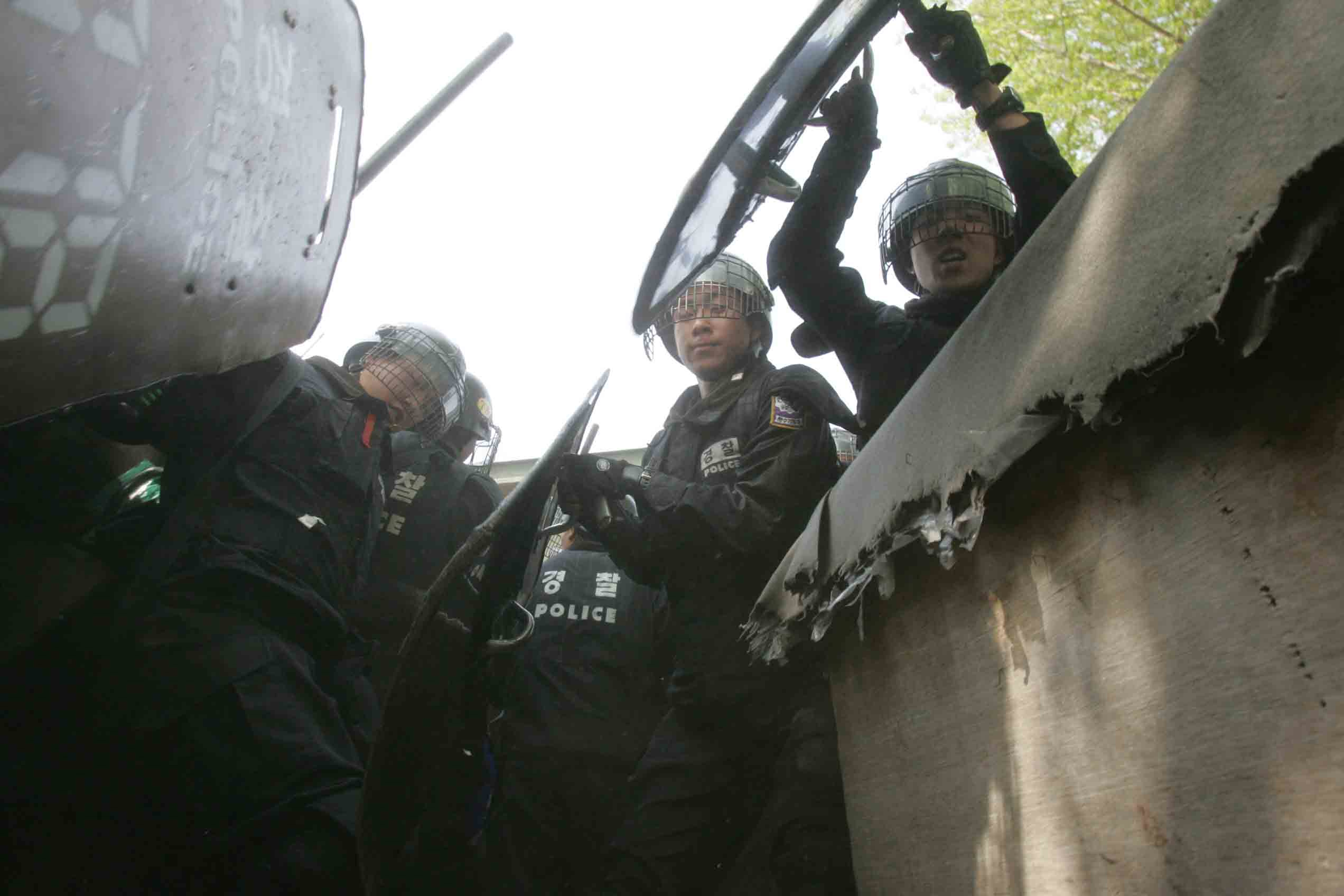 경향신문 김대진 기자가 폭행을 당하며 찍은 사진