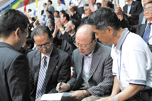 6·15 민족통일대축전에 참석한 남북 언론분과위의 조충한 부위원장(북측), 정일용 상임대표(남측), 노길남 위원장(해외)이 차단된 인터넷 사이트 해제를 위한 공동선언문에 서명하고 있다.(왼쪽 두번째부터)	사진=미디어오늘 제공