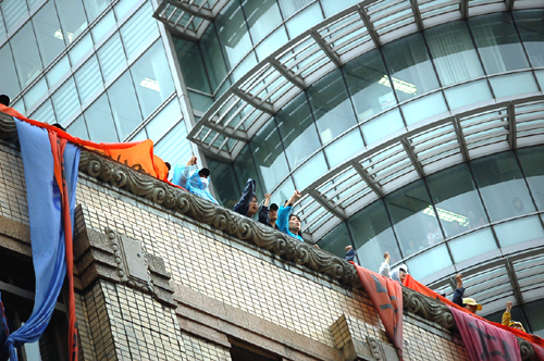 일민미술관 옥상에서 농성 중인 노동자들이 구호를 외치고 있다.