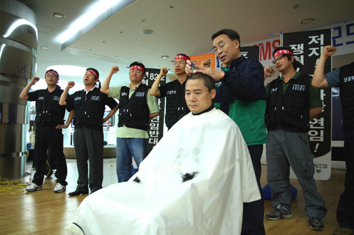 KBS노조원들이 정연주 사장의 명예퇴진과 사장추천위원회 제도화를 요구하며 삭발하고 있다.<사진=KBS노조제공>